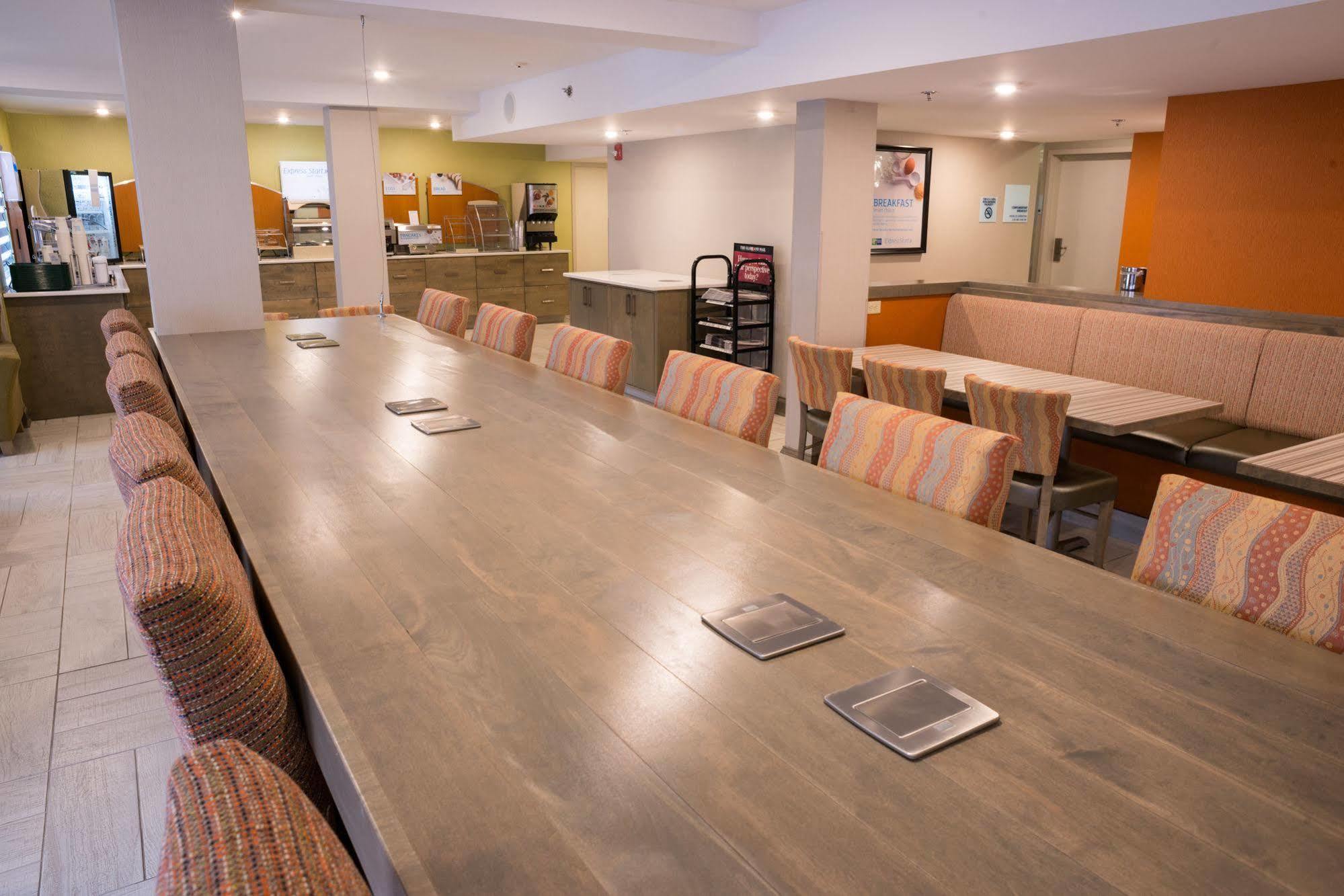 Holiday Inn Express Hotel & Suites Uptown Fredericton By Ihg Ngoại thất bức ảnh